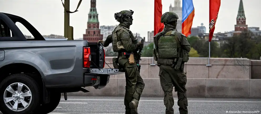 Власти отозвали приглашения, выданные зарубежным корреспондентам на торжества в Москве; парад пройдёт в сокращённом формате без военной техники на фоне ударов и угроз.