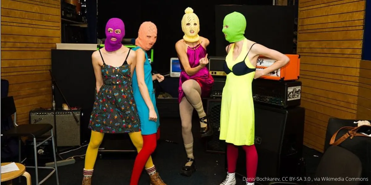 Росфинмониторинг добавил панк‑рок группу Pussy Riot в официальный реестр «террористов и экстремистов». Ранее суды признали коллектив экстремистским и заочно приговорили участниц к реальным срокам.
