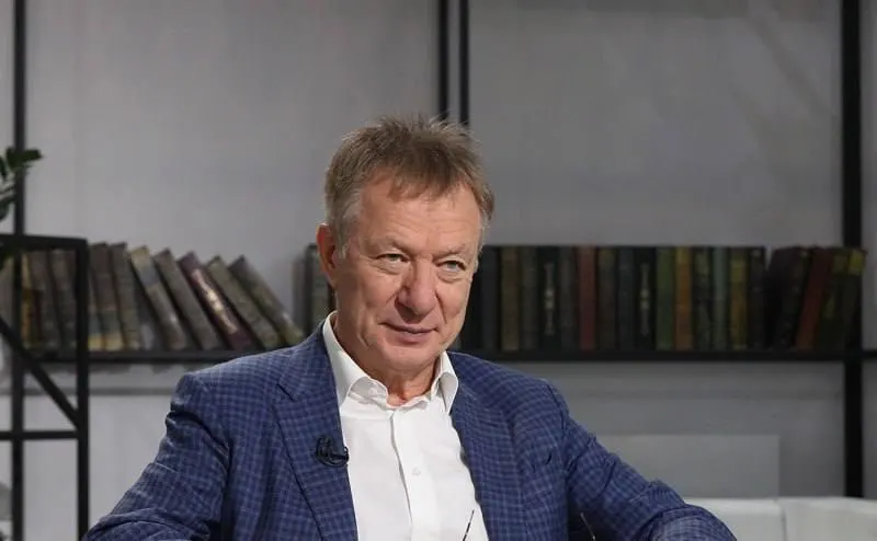 Бизнесмен уехал из страны после решения суда о признании его и фонда экстремистами и конфискации имущества приблизительно на 8 млрд рублей.