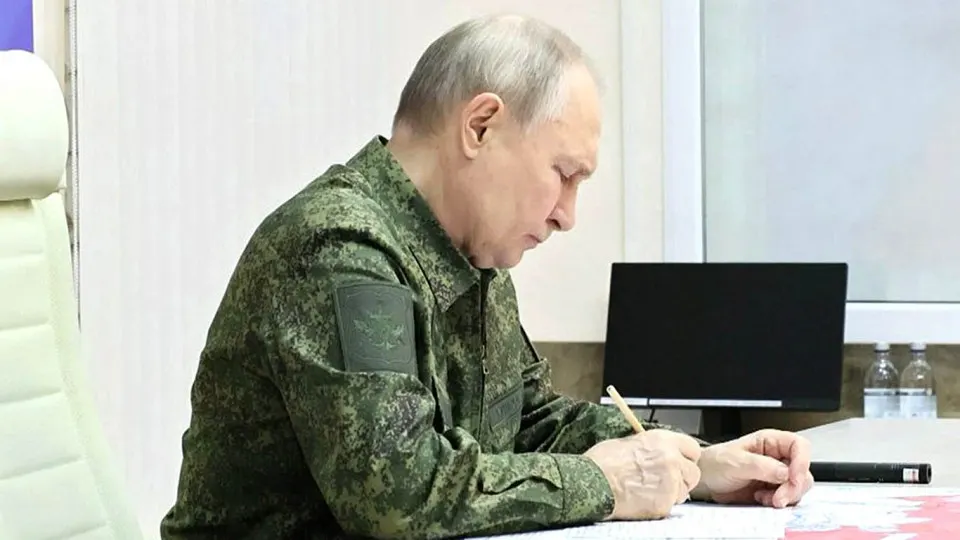 Европейские чиновники и разведки считают, что Россия, столкнувшись с потерями и экономическими ударами, может в ближайшие 12 месяцев пойти на эскалацию за пределами Украины. В качестве предлога Кремль может использовать новый закон о «защите» граждан за рубежом и удары дронами, что ставит под угрозу безопасность в странах Балтии и всей Европе.