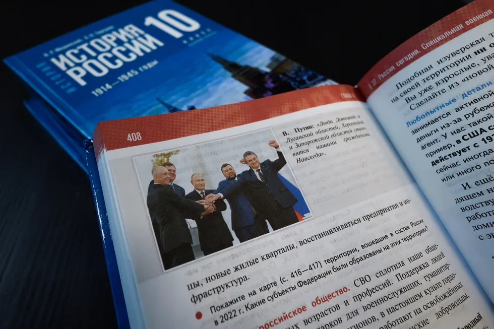 Учебники по истории для 6–9 классов, выпущенные в 2025 году, демонстрируют единый способ изложения прошлого: современная политика переплетается с древней историей, неудобные факты замалчиваются, а сложные события упрощаются до патриотической схемы.