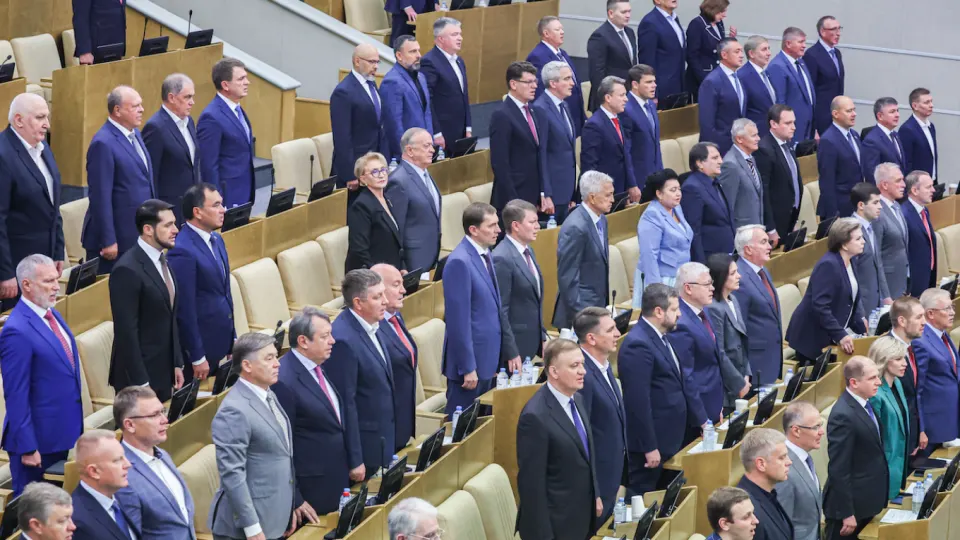 Депутаты приняли закон, дающий президенту право направлять вооружённые силы за границу для защиты российских граждан при их аресте, удержании или преследовании иностранными органами; решение принимается на фоне предупреждений разведок о возможной эскалации и геополитической напряжённости.