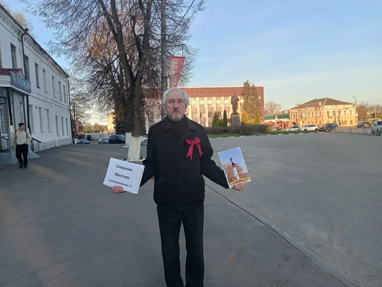 Суд в Александрове признал Юрия Саенко виновным в проведении публичного мероприятия без уведомления после одиночного пикета 1 мая. Размер административного наказания не сообщается. Дело происходит на фоне массовой реформы местного самоуправления в регионе.