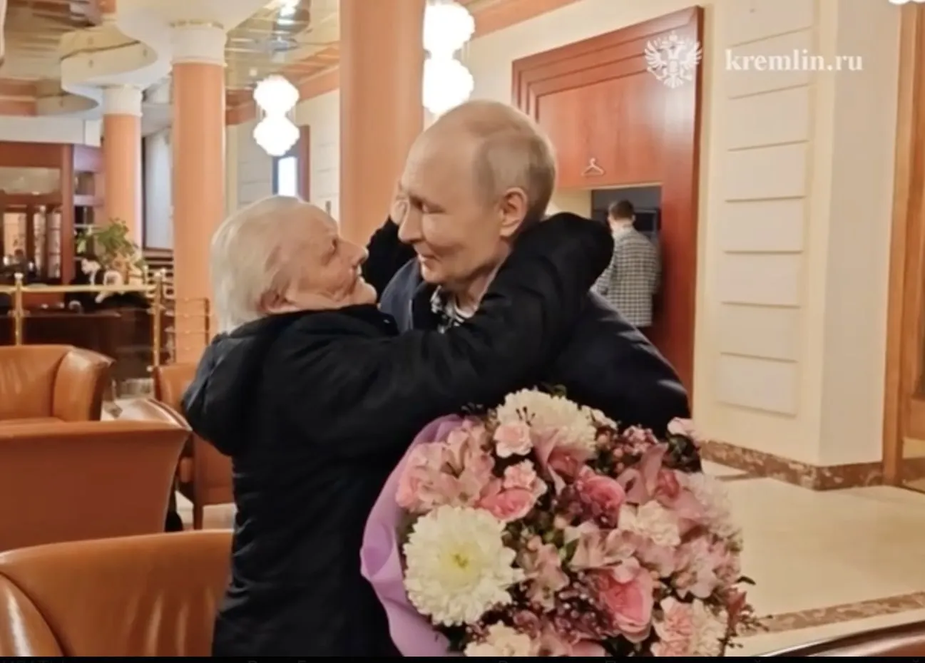Президент и его первая школьная педагог не сдержали эмоций во время тёплой встречи — они обнялись, целовали друг друга и прослезились.