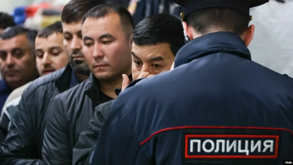 Проект дополняет Кодекс об административных правонарушениях положениями о выдворении иностранных граждан и лиц без гражданства за участие в несогласованных митингах, «дискредитацию» вооружённых сил, призывы к санкциям и другие нарушения. В список предлагается включить до 58 статей.