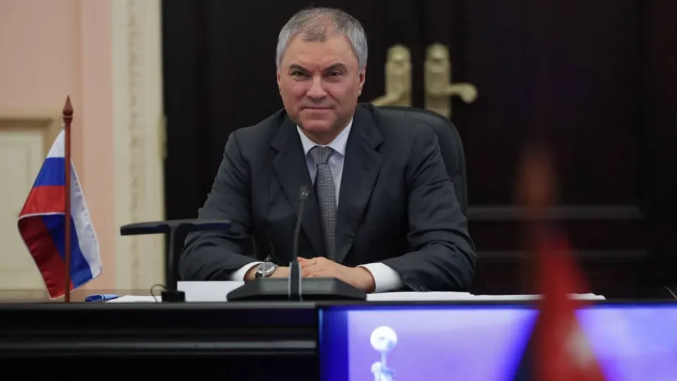 Председатель Госдумы Вячеслав Володин заявил, что использование западного оружия и спутниковых систем для ударов по гражданским объектам может вынудить Россию ответить «оружием, которое не оставит следа». Поводом стала атака на оккупированный Старобельск и последующие удары по Киеву.