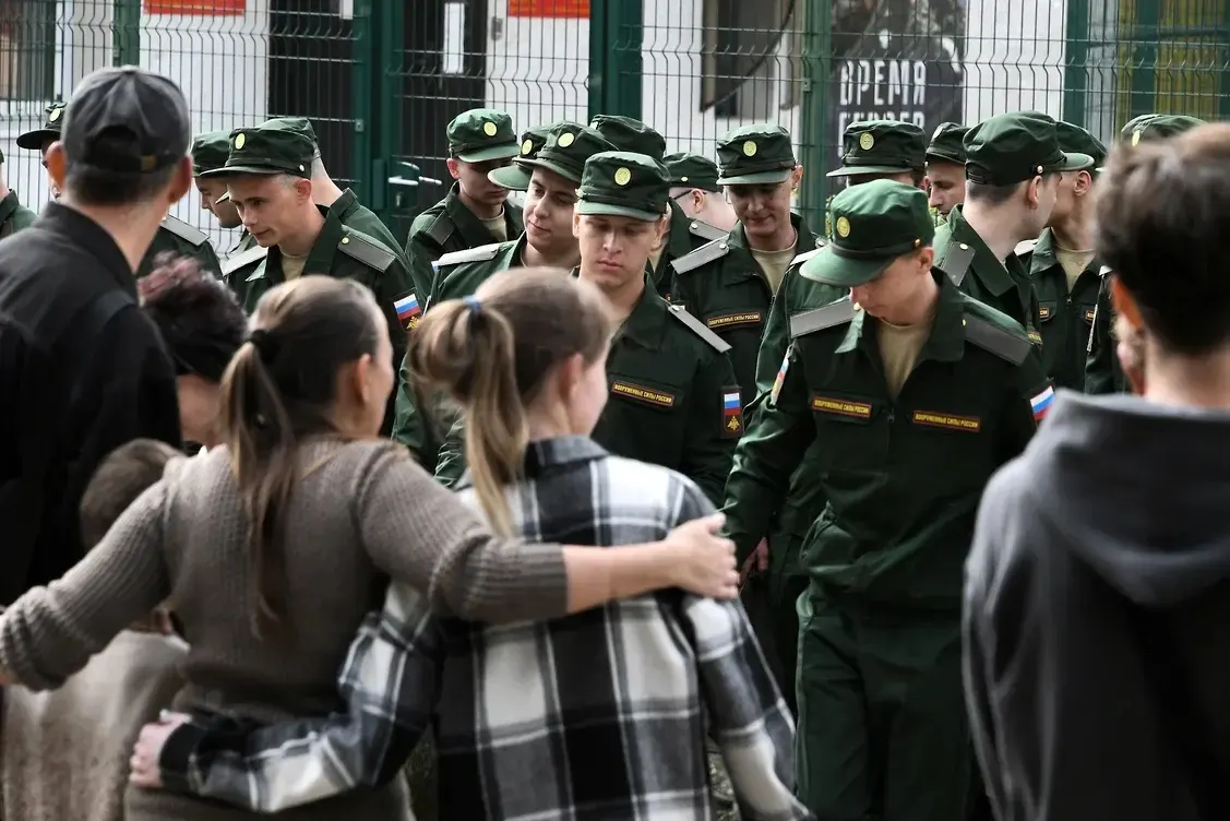 Группа женщин оспаривает поправки, лишившие права на выплаты тех, у кого с погибшим партнёром не было общего несовершеннолетнего ребёнка. Первый иск уже направлен в Верховный суд России.