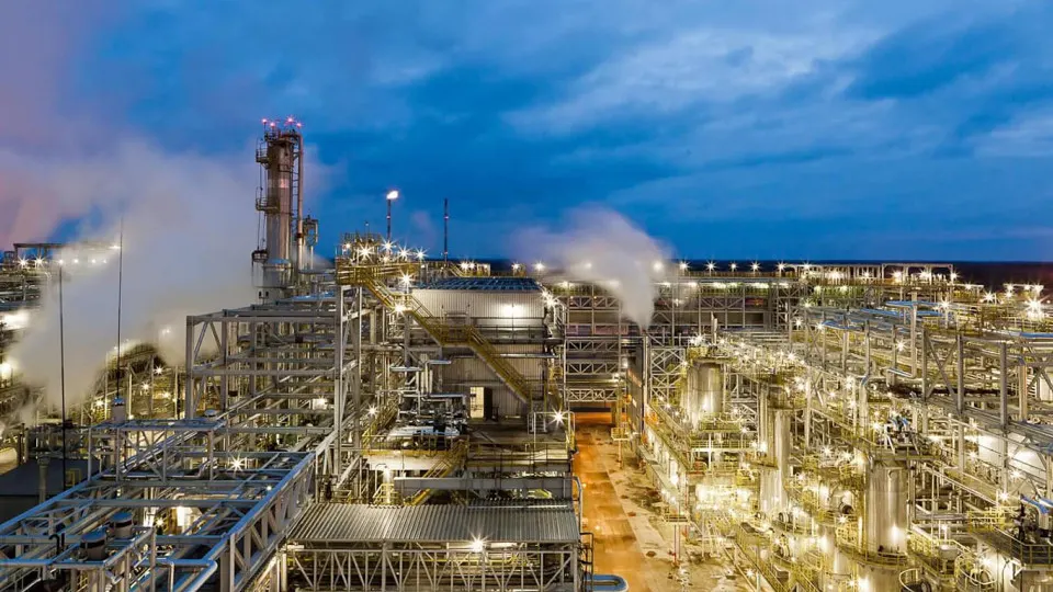 После налёта беспилотников 5 мая нефтеперерабатывающий завод «Киришинефтеоргсинтез» (Кинеф) в Ленинградской области приостановил переработку и отгрузку: повреждены ключевые технологические объекты, ремонт может занять длительное время.