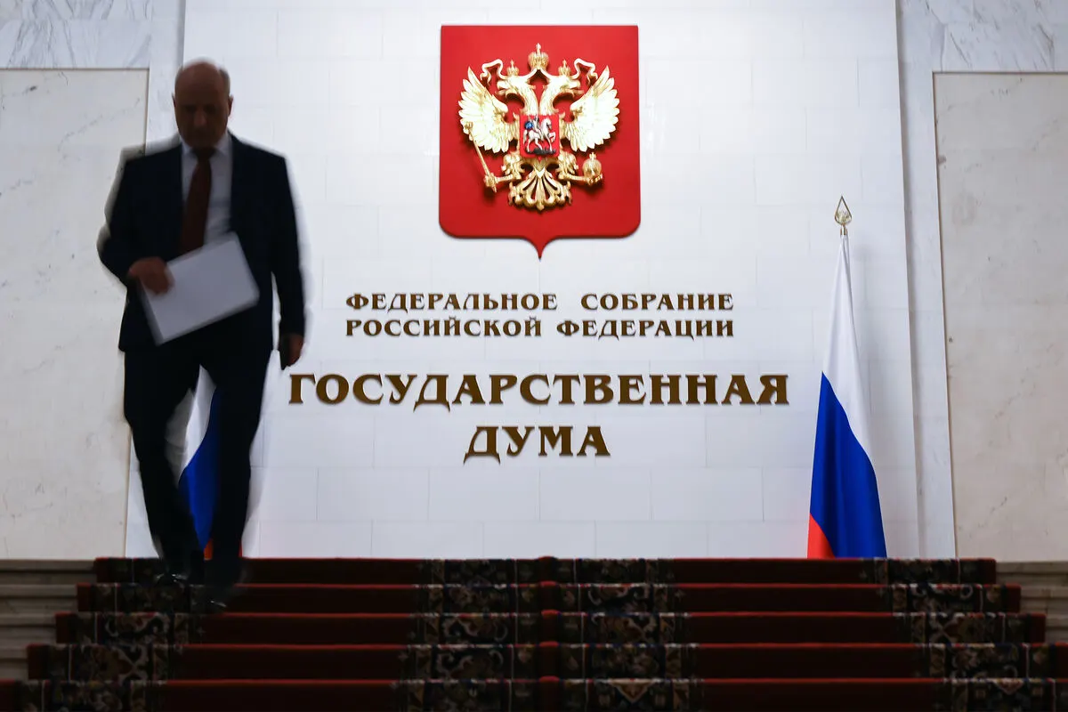 Законопроект, внесённый в 2024 году и прошедший первое чтение в мае 2025-го, вводит закрытый перечень нарушений, за которые уехавшим гражданам может быть арестовано имущество.
