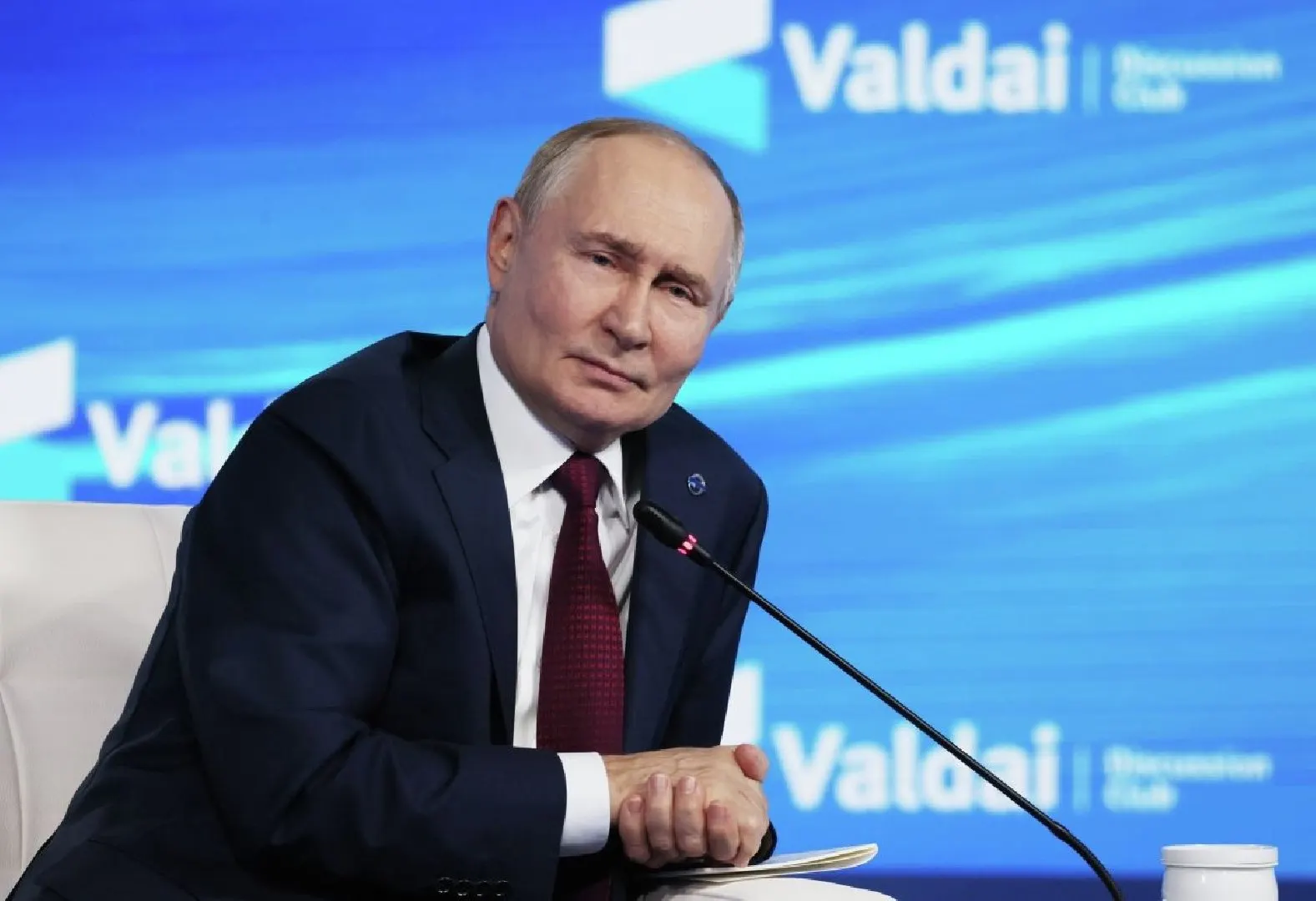 Международный уголовный суд постановил, что государства, ратифицировавшие Римский статут, должны выполнять ордер на арест Владимира Путина в случае его приглашения на переговоры, если только переговоры не организованы под эгидой ООН; приостановка преследования возможна лишь через резолюцию Совбеза по Главе VII.