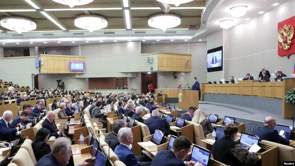 Депутаты приняли пакет поправок: запрет на социальную рекламу для иноагентов, обязанность банков передавать данные по счетам в короткие сроки, перевод отчётности в электронный формат и новые ограничения на авторизацию пользователей.