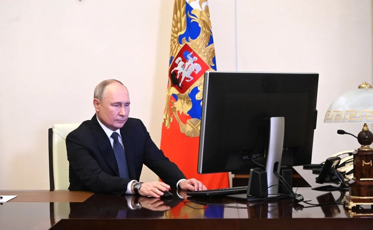 Президент распорядился обеспечить бесперебойный доступ к медсервисам, госуслугам и платёжным системам через внедрение «белых списков». Ответственные — правительство и ФСБ.