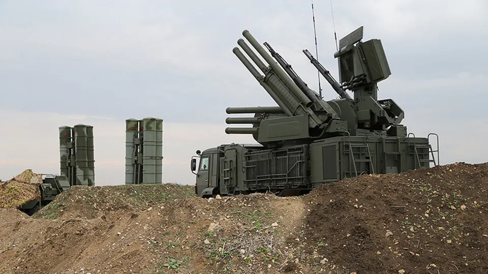 Военные используют комплекс «Волна Купол Гарант», который, по сообщениям, способен глушить сигнал Starlink на площади до 20 квадратных километров. Рассказываем, как он работает, где применялся и какую реакцию вызвал у властей.