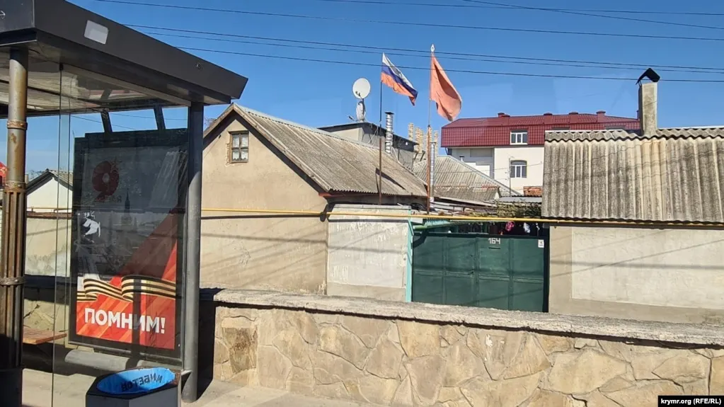Местные власти сообщают о погибших и раненых в результате ударов по Симферополю и атак на пригородный поезд в Крыму; одновременно фиксируются атаки и перехваты беспилотников в нескольких российских регионах.