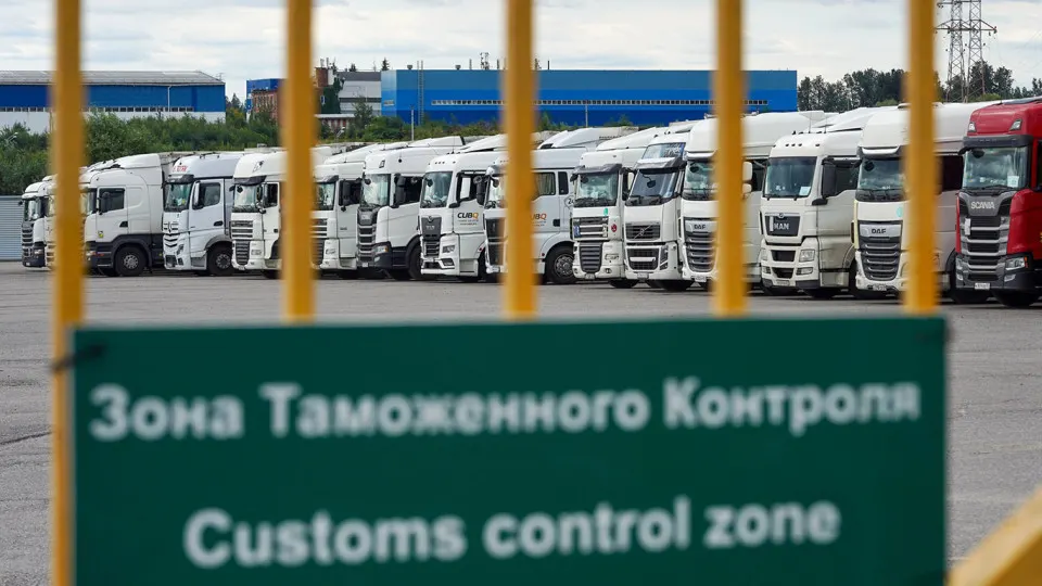Правительство ввело переходный период: обязательный обеспечительный платёж по НДС и акцизам временно не взимается. Упрощённый порядок для товаров из ЕАЭС продлён до 31 августа — усиление контроля за импортом отложено.