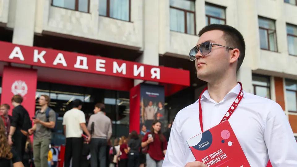 Московский филиал РАНХиГС и ряд технических и гуманитарных вузов распространяют предложения о годовой службе в добровольных отрядах по противодействию БПЛА с оплатой около 200 тыс. руб. в месяц и обучением в Москве и области; параллельно идёт масштабная кампания набора студентов в войска беспилотных систем.
