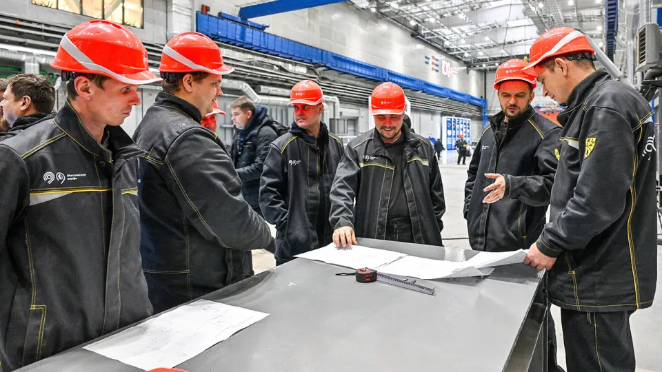 Более трети работающих систематически перерабатывают: средний переработок — 7 часов в неделю. При этом полную компенсацию получают лишь четверть перерабатывающих, многие остаются без вознаграждения. Причины — дефицит кадров, специфика отраслей и размывание границ рабочего времени.
