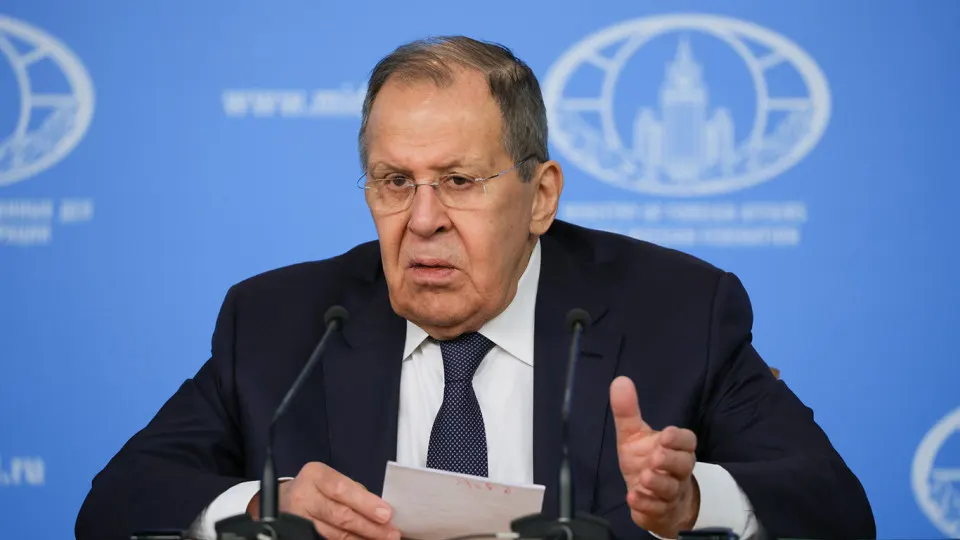 Глава МИД Сергей Лавров заявил, что европейские страны поставили России ультиматум — потребовали немедленного прекращения огня, начала переговоров и выплат компенсаций, что, по его мнению, подрывает доверие и несёт риски эскалации вплоть до прямого столкновения с НАТО.
