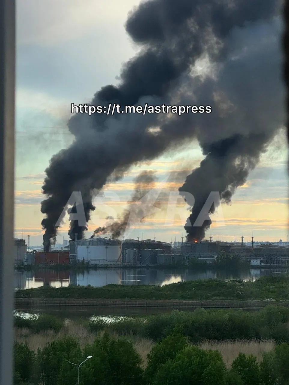 За ночь по регионам РФ нанесён масштабный удар беспилотниками: есть погибшие и пострадавшие, значительные повреждения инфраструктуры; по данным Минобороны, десятки дронов сбиты.