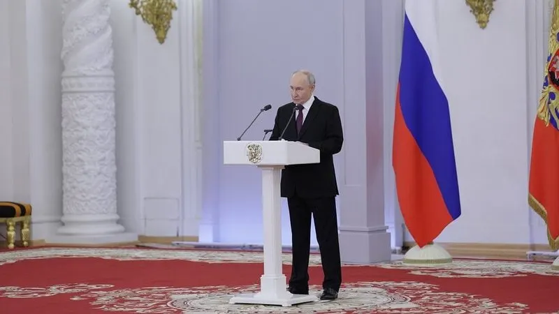 Во время выступления перед выпускниками военных вузов президент заявил, что западные страны поддерживают Украину и что поток беспилотников по гражданским объектам РФ призван посеять неуверенность и подорвать общественную стабильность.