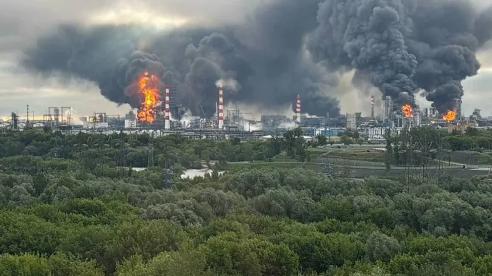Утром 18 июня беспилотники совершили масштабную атаку на Москву и соседние территории: повреждены объекты инфраструктуры, есть погибшие и раненые, на НПЗ вновь приостановлена переработка.