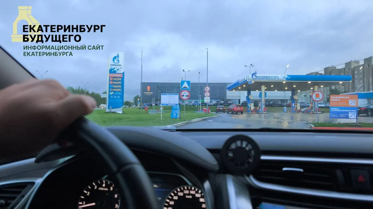 Средние цены на АИ‑92, АИ‑95 и дизель выросли, потребители отмечают перебои с поставками и очереди на заправках. Власти обещают меры, экономисты предупреждают о рисках административного ограничения цен.