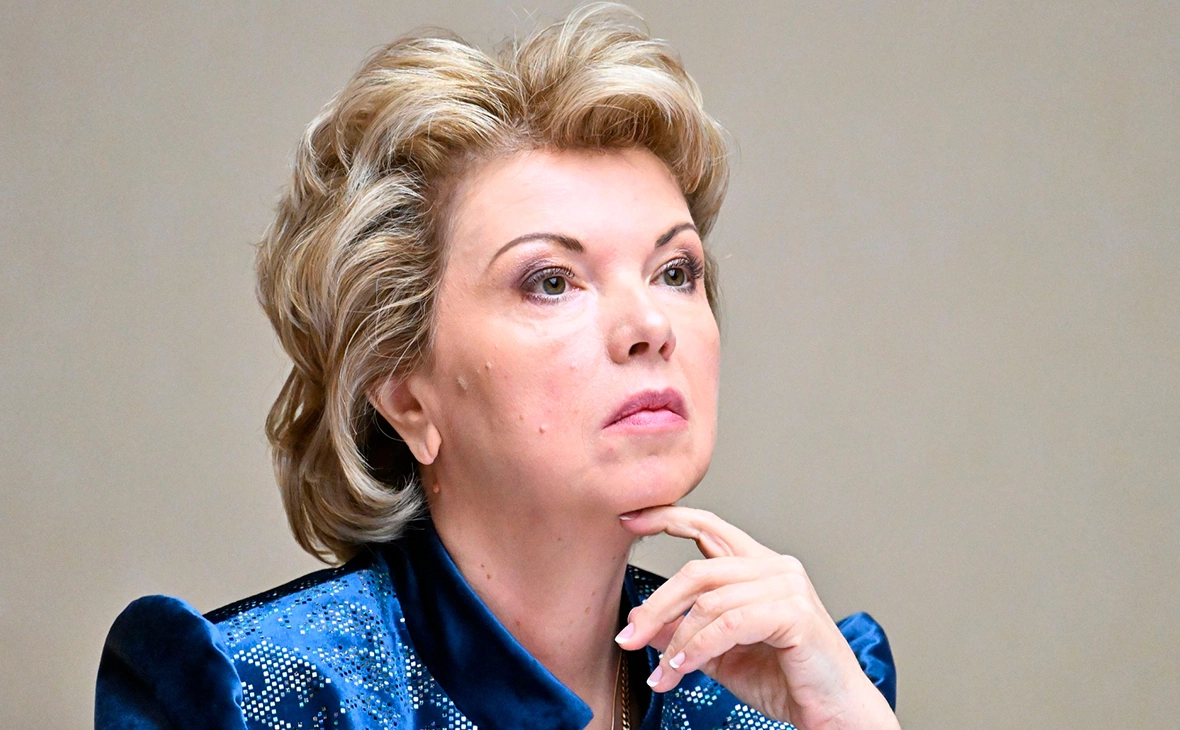 Советник главы по культуре Е. Ямпольская сообщила, что в обновлённых учебниках для старших классов планируют включить современные фразы, которые уже вошли в обиход. Пилотный запуск пособий намечен на 1 сентября 2027 года.