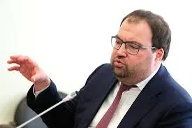 Глава Минцифры сообщил на IT‑завтраке ПМЭФ‑2026, что внедрение механизмов проверки возраста пользователей в онлайн‑сервисах — вопрос ближайшей повестки; ведомство изучает иностранный опыт, в том числе платформы Roblox.