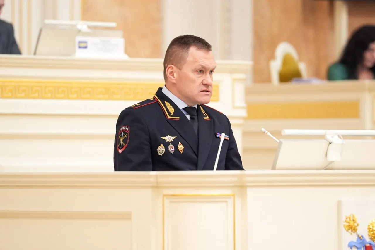 Евросоюз расширил санкции — в список попал руководитель ГУ МВД по Санкт‑Петербургу и Ленинградской области. ЕС называет причиной задержания участников акций памяти Алексея Навального и аресты уличных музыкантов; в список также вошли другие российские должностные лица.