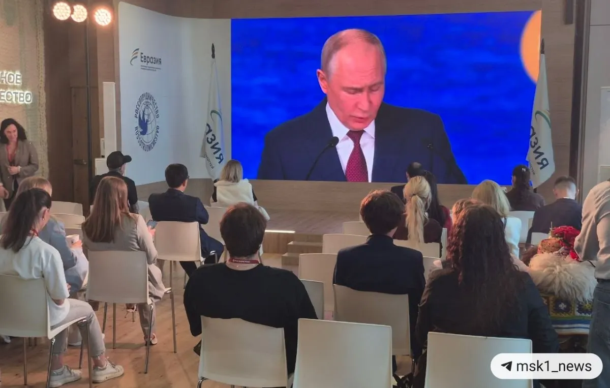 Президент заявил о структурных изменениях в глобальной экономике: растёт роль БРИКС и новых центров развития, а вклад G7 в мировой рост заметно снизился.