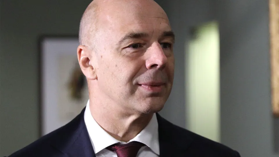 Минфин заявил, что компании топливно‑энергетического комплекса должны самостоятельно закупать средства защиты, затраты можно включать в себестоимость. Между тем число атак на НПЗ растёт, что сокращает переработку и поднимает цены на топливо.