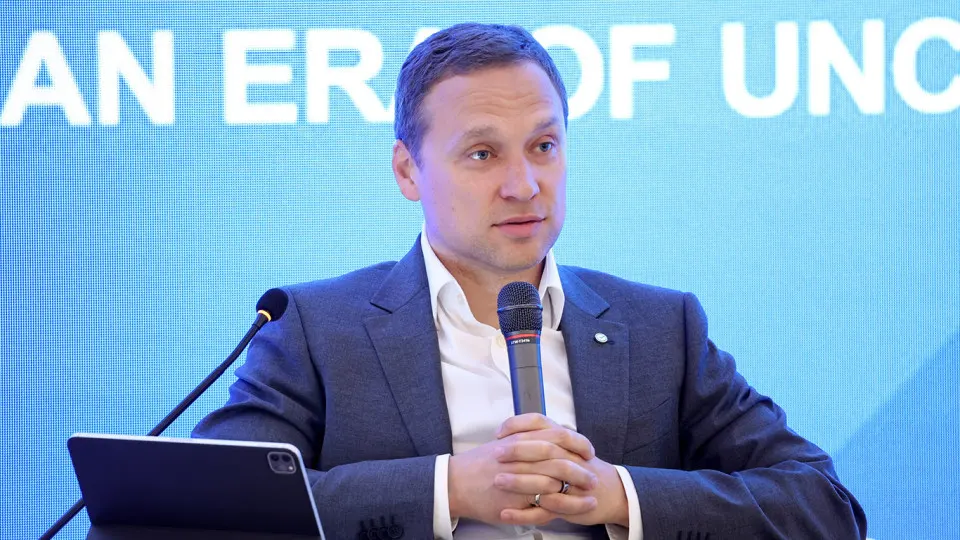 Зампред правления Сбербанка предупреждает, что из-за увеличения налоговой нагрузки и ужесточения мониторинга граждане и бизнес выводят деньги из банков — наличность остается «на руках», и это отражается на объёмах безналичных операций.