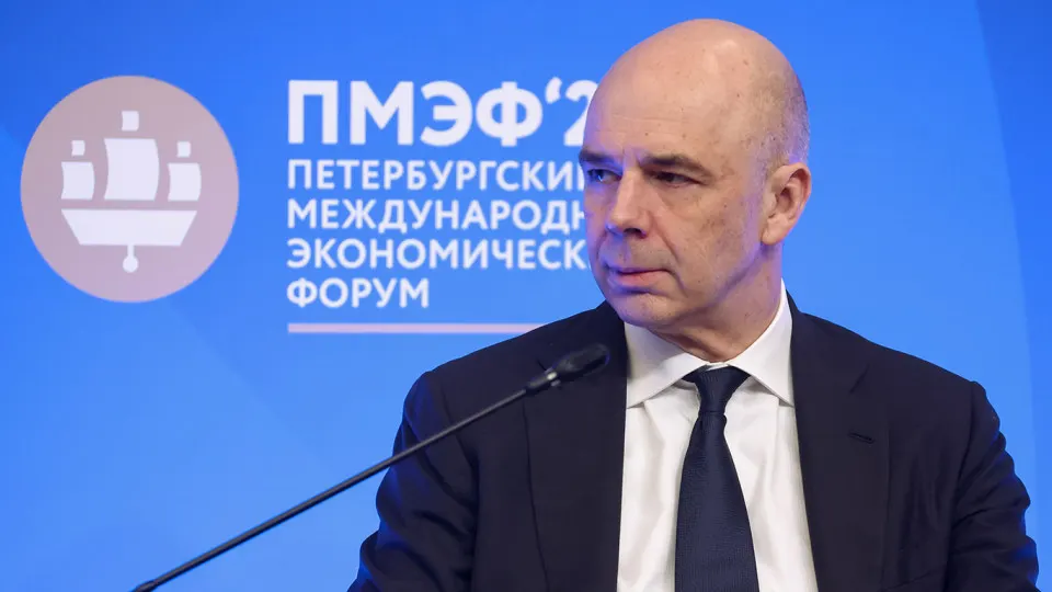 По предварительной оценке Счетной палаты, федеральный бюджет в 2026 году может получить на 2,1 трлн рублей (около 5,2%) меньше средств, чем заложено в законе о бюджете — из‑за недобора нефтегазовых и части ненефтегазовых доходов.