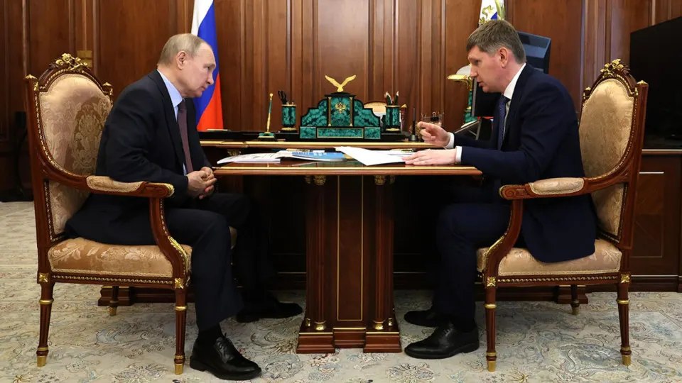 Президент призвал экономические власти ускорить рост инвестиций, но в правительстве и среди экспертов объясняют, почему вложения сокращаются: бюджетная экономия, высокие ставки, утраченный инвестиционный аппетит бизнеса и последствия войны.