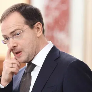 Помощник президента предложил вернуть систему обязательной отработки для студентов, обучавшихся за счёт бюджета, и закреплять трудовые контракты с работодателями как способ борьбы с дефицитом кадров в регионах. Ранее подобные законодательные инициативы уже обсуждались.