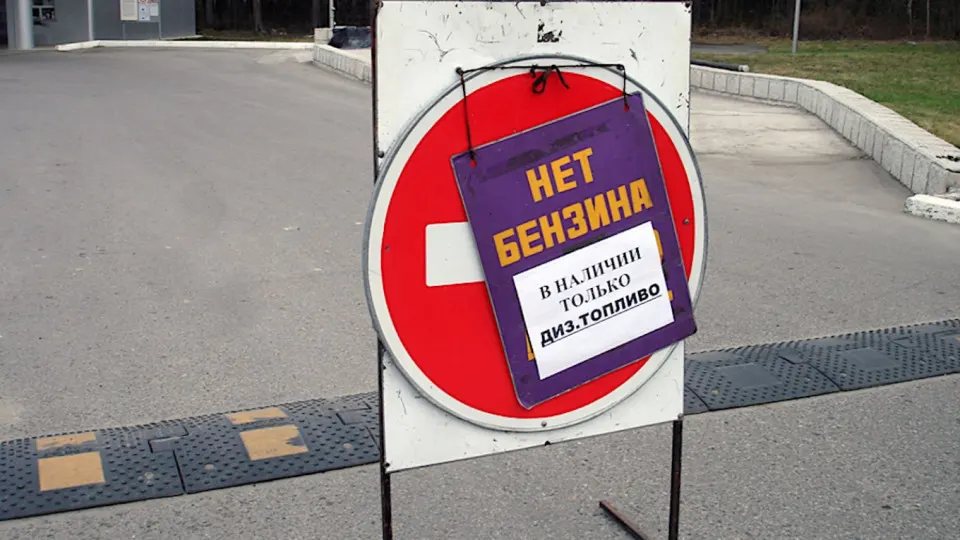 До первой половины дня 3 июня бензин будет отпускаться только экстренным и жизнеобеспечивающим службам. Ограничения связаны с кризисом поставок и повреждением нефтеперерабатывающей инфраструктуры — это привело к снижению переработки и росту цен на топливо.