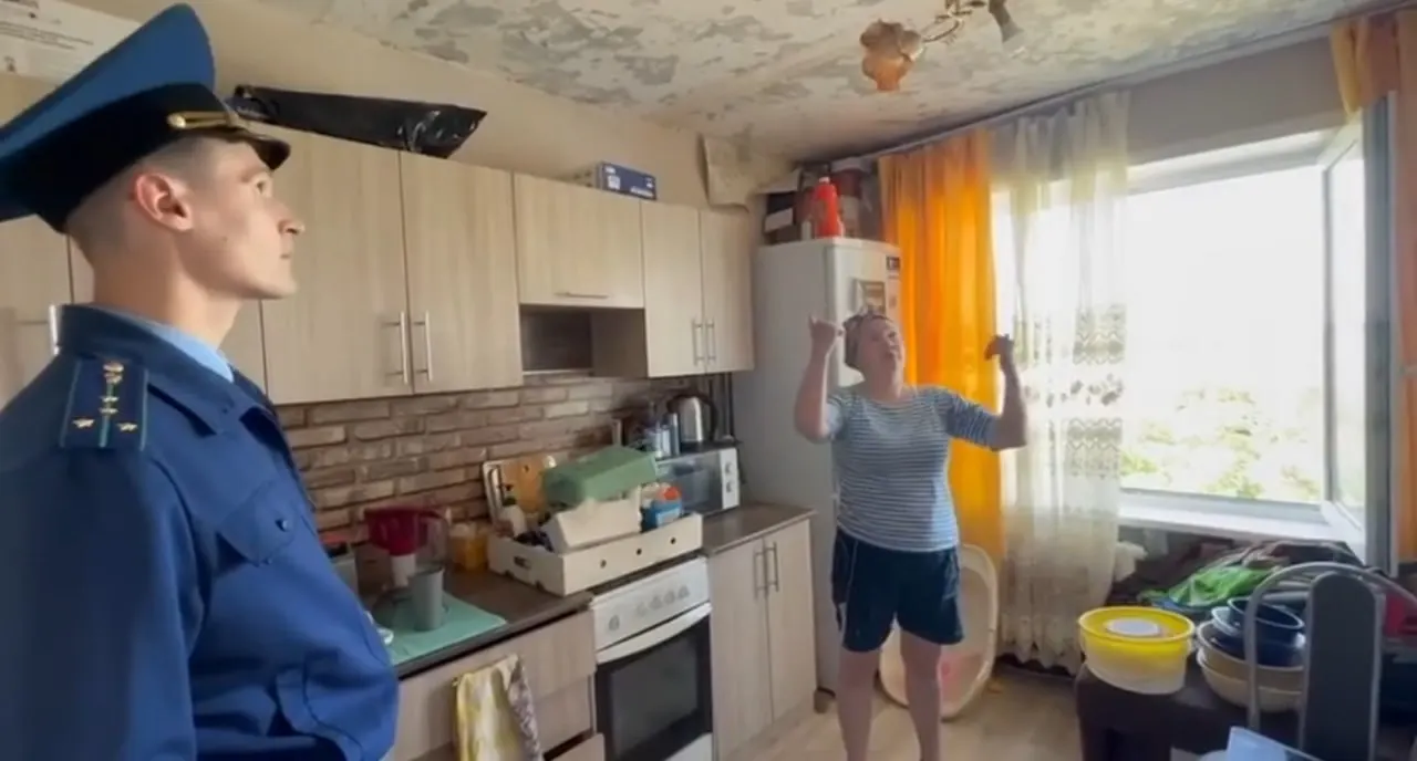 В многоквартирном доме в Садовом Кетовского округа дырявая кровля вызвала протечки и опасную электропроводку; прокуратура оценит работу управляющей компании и действия властей.