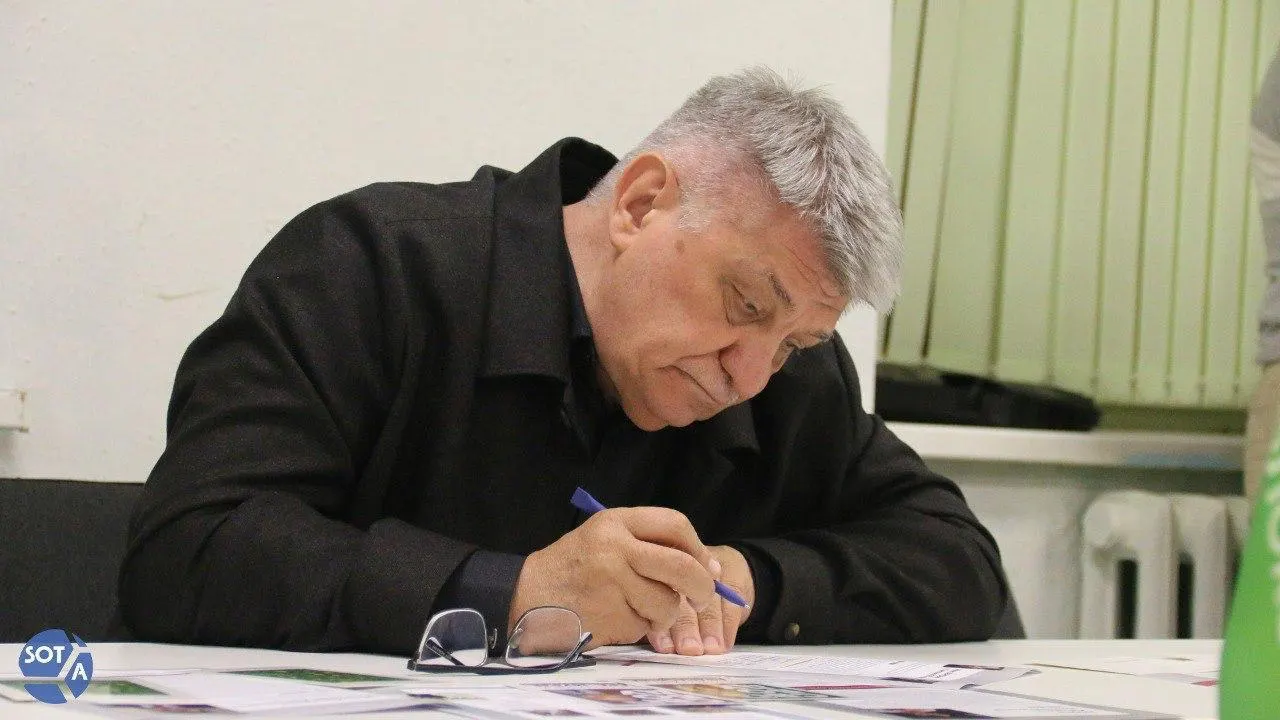 Кремлёвская пресс‑служба направила поздравление Александру Сокурову по случаю 75‑летия. При этом режиссёр остаётся под фактическими ограничениями: его новые фильмы не получают прокатных удостоверений, а в январе 2026 года он был выведен из Совета по развитию кинематографии.