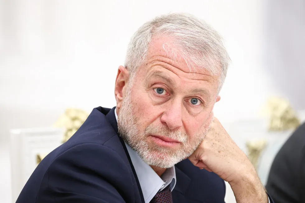 По словам источников, в мае 2026 года Роман Абрамович ездил в Киев, встретился с Владимиром Зеленским и передал предложение о встрече с Владимиром Путиным; в Кремле и в Офисе президента комментариев не дали.