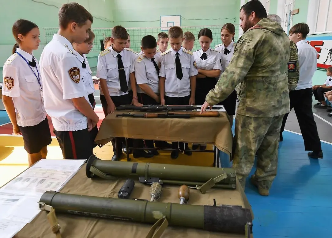 Инициатива предполагает, что учащиеся будут записывать рассказы военных и волонтёров для школьных музеев и будущего цифрового архива; идею, по словам организаторов, поддержало Минобрнауки.
