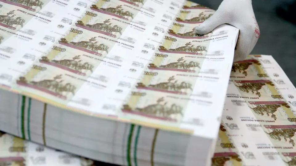 По данным Центробанка, россияне и бизнес массово снимают наличные: в мае рост наличных в обращении установил исторический рекорд для этого месяца. Регулятор ужесточил контроль за операциями с наличностью.