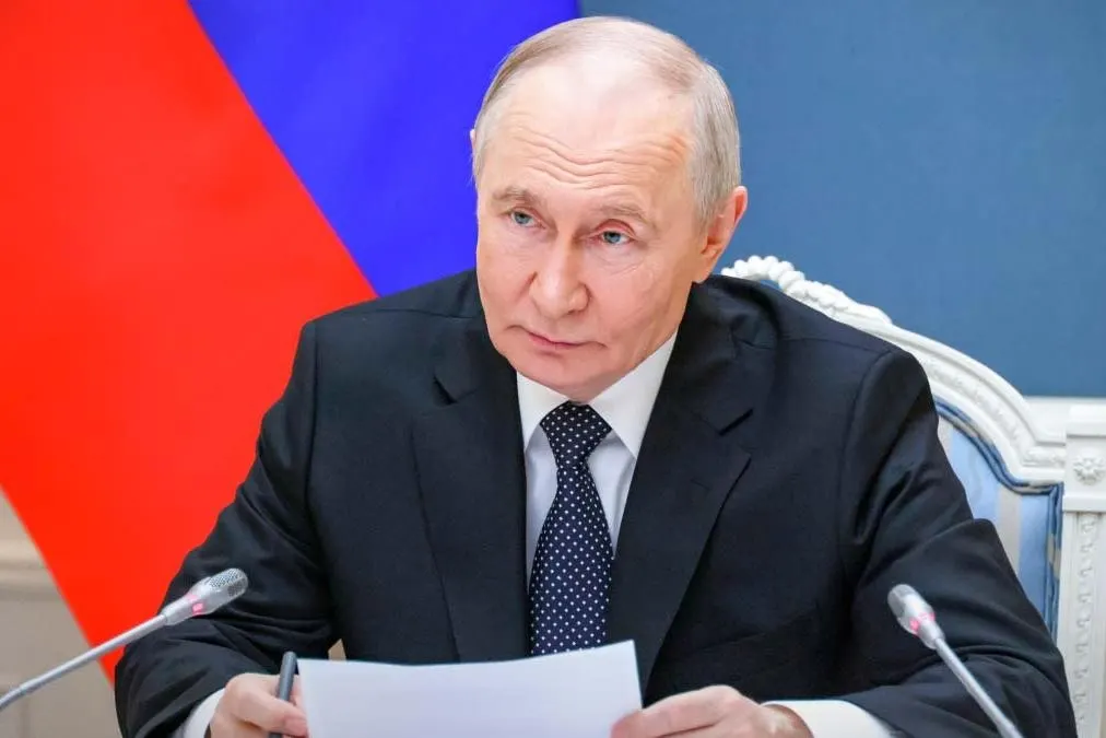 Президент подписал поправки, которые позволяют временно не исполнять обязательства перед кредиторами из «недружественных» стран, включая банковские депозиты; указ вступил в силу 1 июня 2026 года.