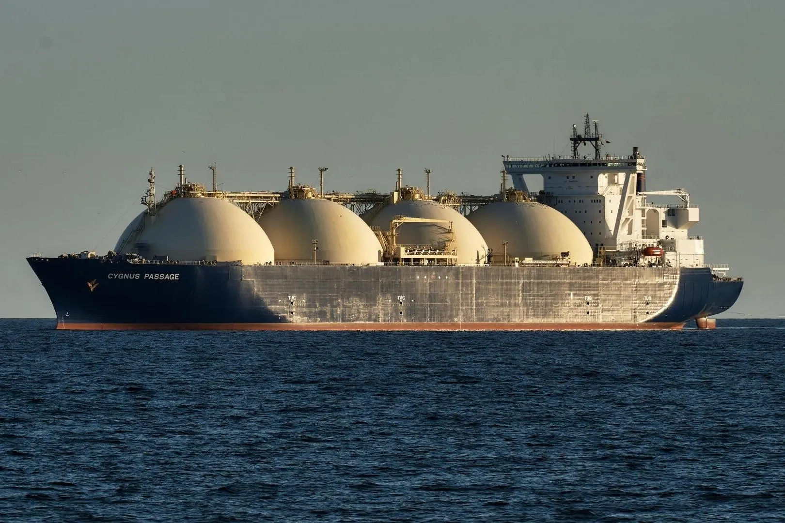После вступления в силу запрета на импорт российского СПГ европейские компании не смогут перенаправлять такие поставки на рынки за пределами Союза, что ставит под угрозу долгосрочные контракты и логистику экспорта «Ямал СПГ».
