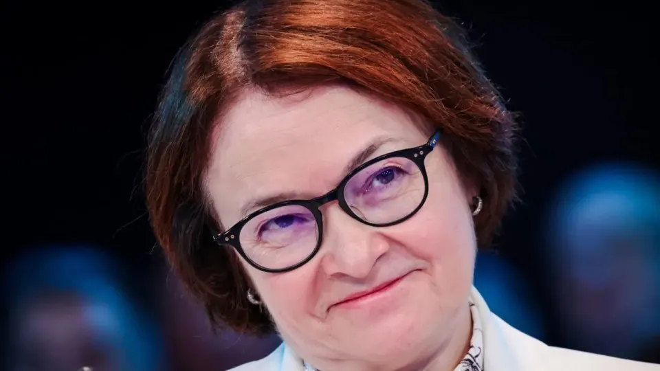 Отсутствие главы Центробанка на ключевых мероприятиях вызвало слухи и усилило дебаты о смягчении денежно‑кредитной политики. Параллельно быстрые поправки к бюджету и новые фискальные решения расширяют скрытые направления военных трат и усиливают давление на бизнес.