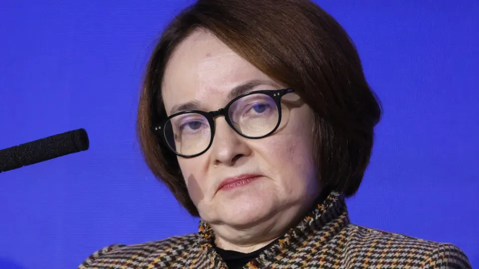 Резкий рост цен на бензин и падение выпуска нефтепродуктов могут сохранить ставку Центробанка на высоком уровне: инфляция ускоряется, рынки закладывают сценарий ужесточения, а не смягчения.