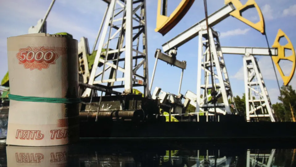 Майские сверхдоходы от нефти и газа увеличили поступления в федеральную казну, однако этого недостаточно: бюджет за январь—апрель имеет дефицит 5,8 трлн руб. Минфин предлагает заморозить расходы и провести секвестр, чтобы покрыть растущие траты на безопасность.