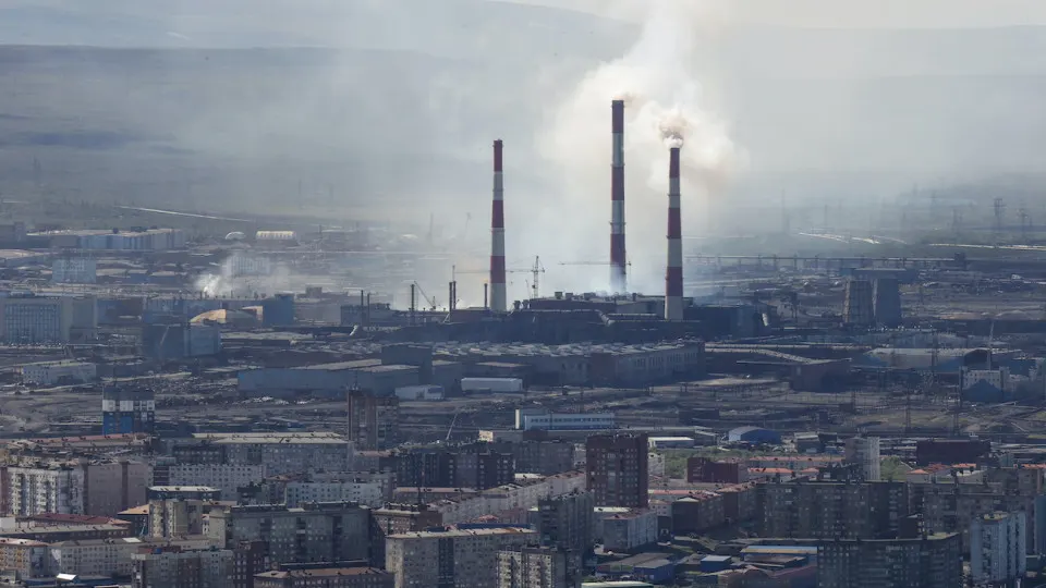 Минэкономразвития зафиксировало падение промышленного производства в мае на 0,7% год к году: сильнее всего просела нефтепереработка и металлургия, экономисты предупреждают о рисках рецессии и давлении на бюджет.