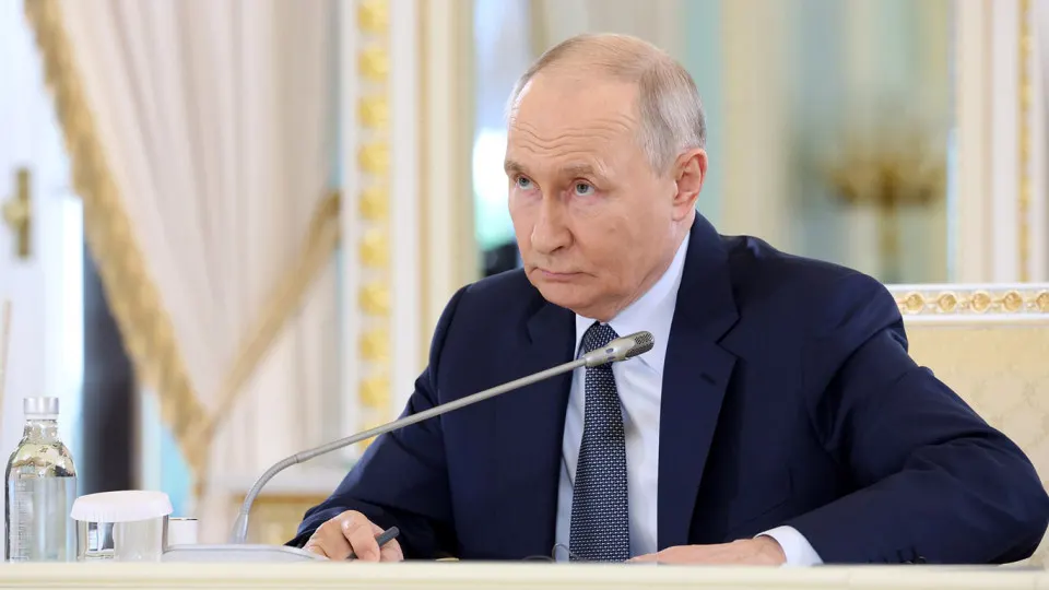 Президент заявил о масштабных успехах войск и контроле над большими территориями, тогда как аналитики отмечают чистые потери площади под контролем РФ в последние месяцы.