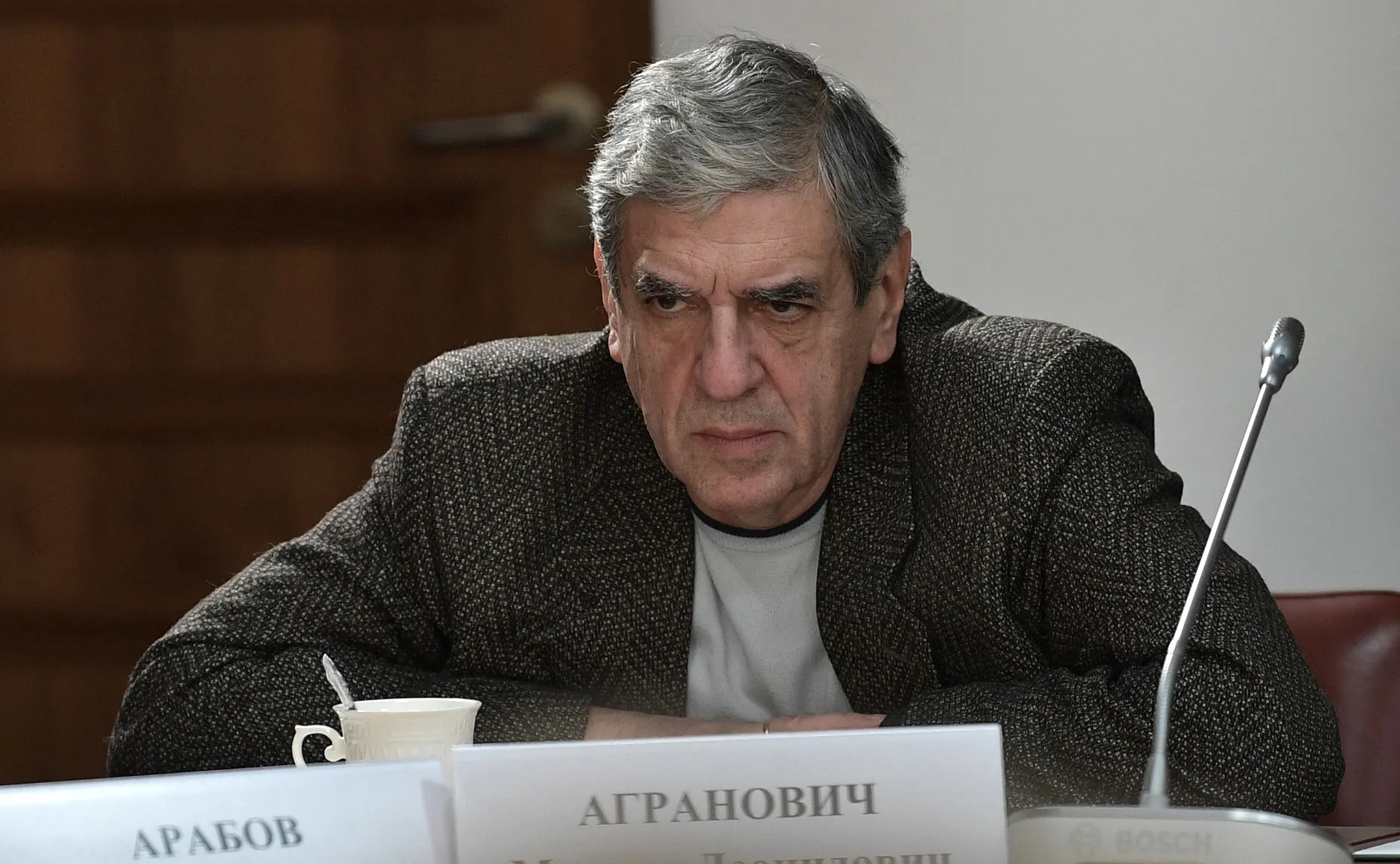 Операторский факультет Всероссийского государственного института кинематографии объявил набор в специальную группу мастерской Михаила Аграновича: бесплатное обучение с 2027 года предлагается при условии контракта с Минобороны на год службы в войсках беспилотных систем. Студентам обещают общежитие, статус ветерана боевых действий и льготы — но юристы предупреждают о рисках таких обещаний.