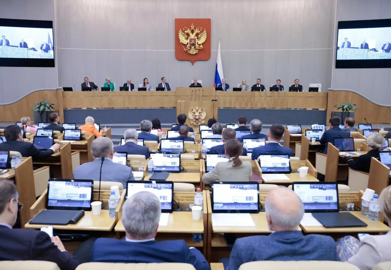 Анализ данных системы законодательной деятельности показывает: Госдума одобрила 84% правительственных и 99% президентских законопроектов, тогда как «проходимость» депутатских инициатив — около 25%.